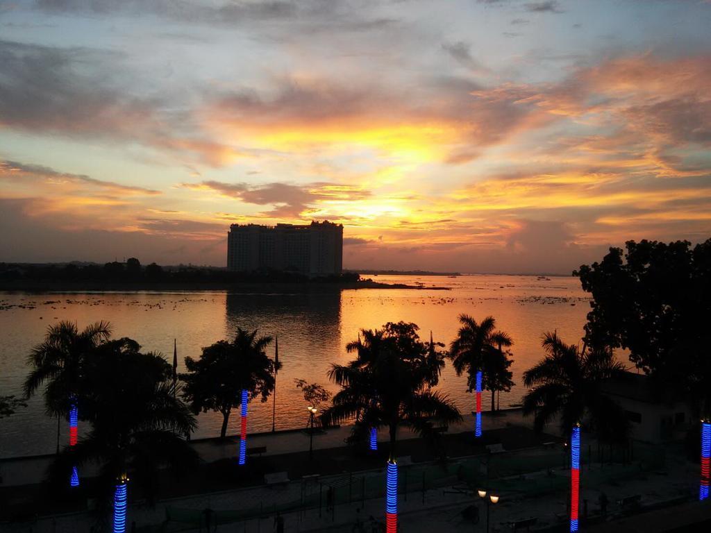 Bougainvillier Hotel Phnom Penh Bagian luar foto